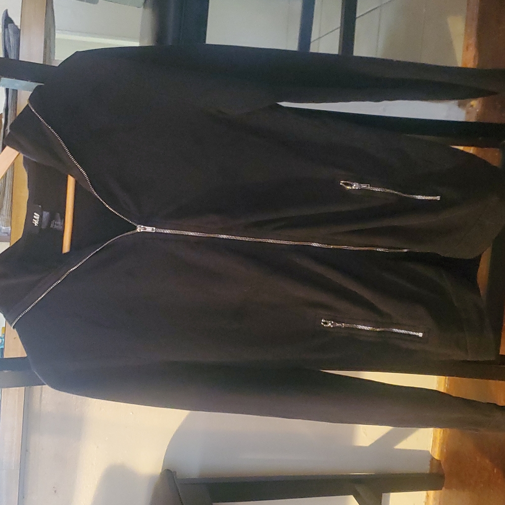 H&M black zippered hoodie size XS but I'm a small and it fits perfectly on me.